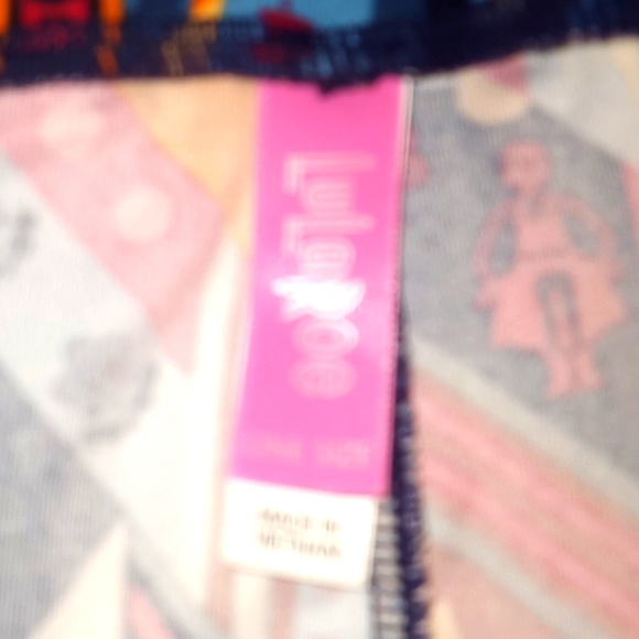 Disney LLR Its a Small World Legging-Pink Mix - Picture 5 of 9